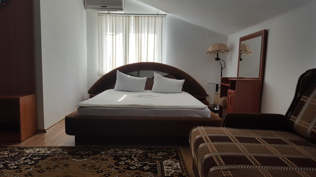 Hotel Confort Drochia Bagian luar foto